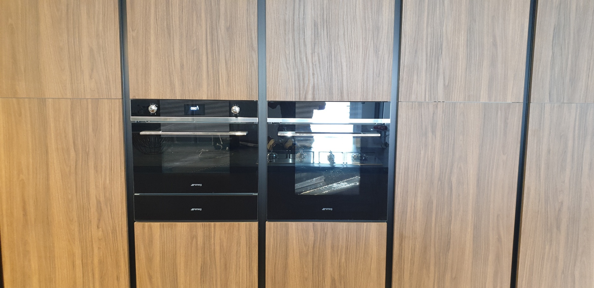 Duo de fours Smeg encastrés, colonnes bois