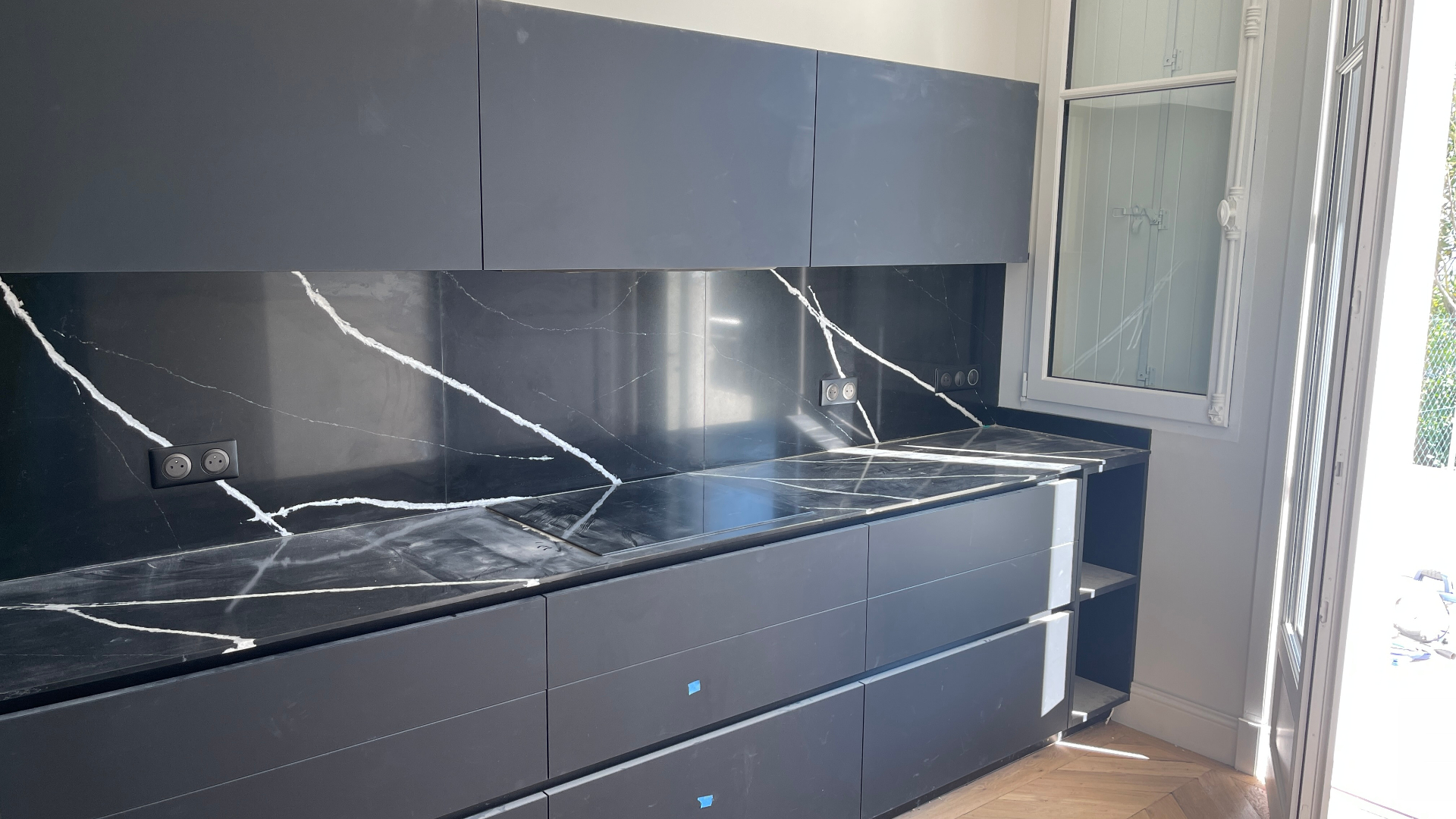 Cuisine gris anthracite, plan marbre noir veiné