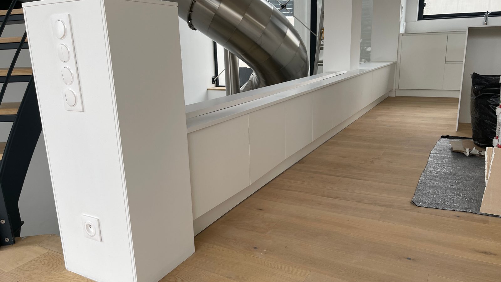 Enfilade de rangements, cuisine ouverte