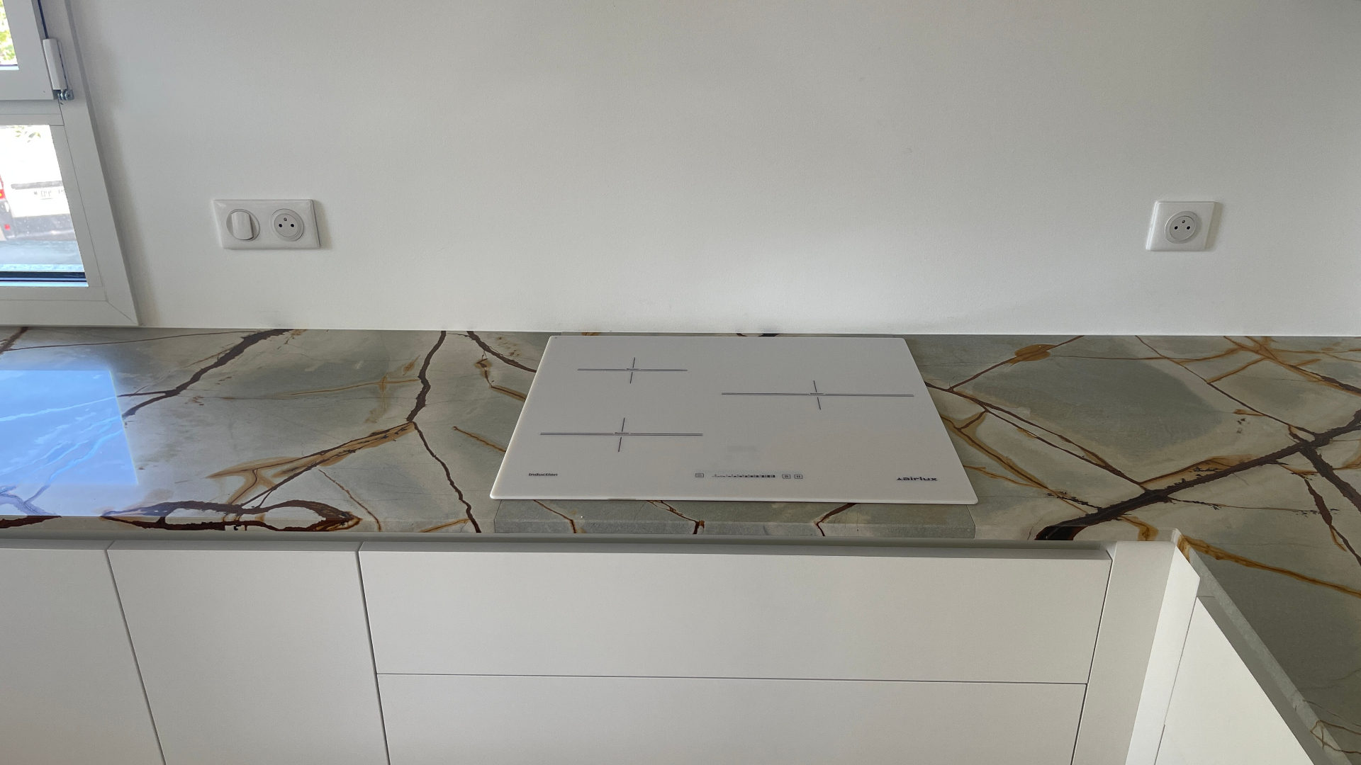 Plaque induction blanche sur plan marbre