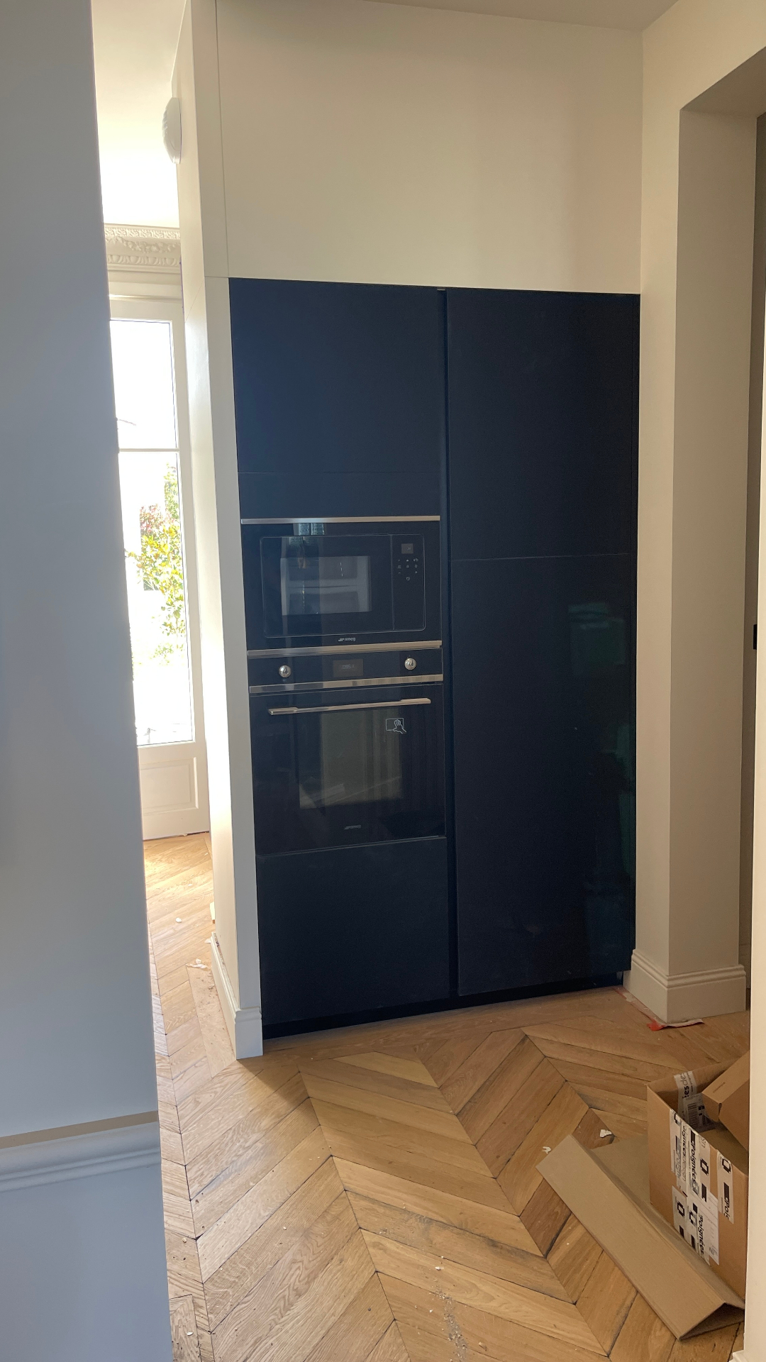 Cuisine noire mate encastrée, four et micro-ondes intégrés