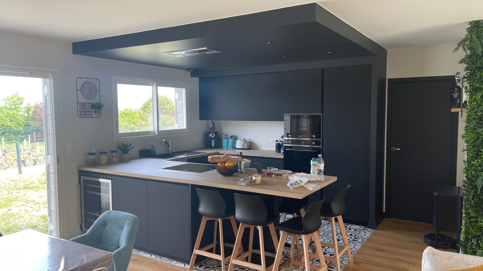 Cuisine anthracite, plan de travail bois