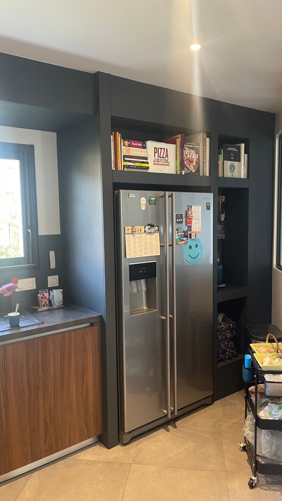 Cuisine anthracite avec niches sur mesure
