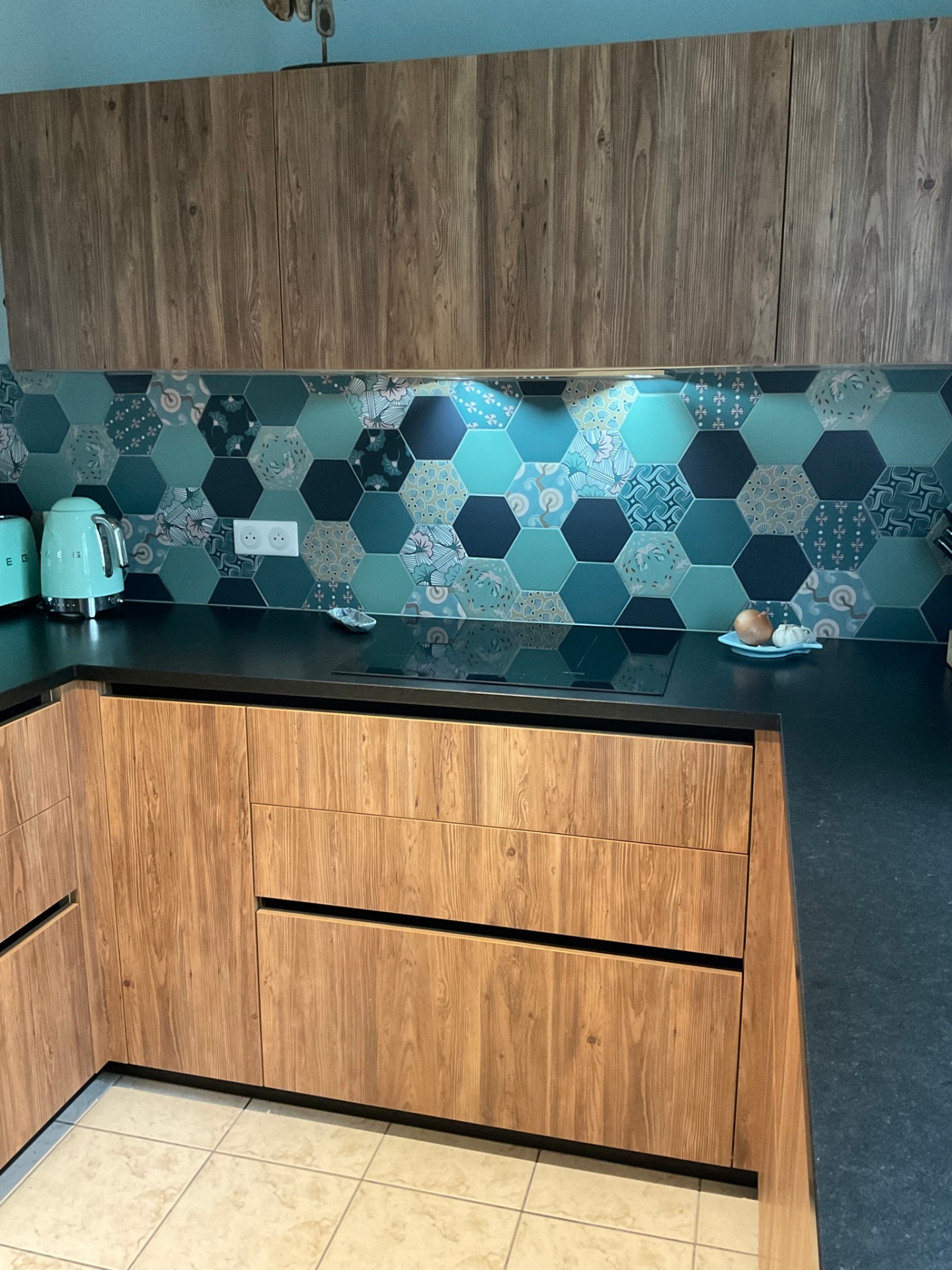 Façades bois, plan noir et crédence hexagonale bleue