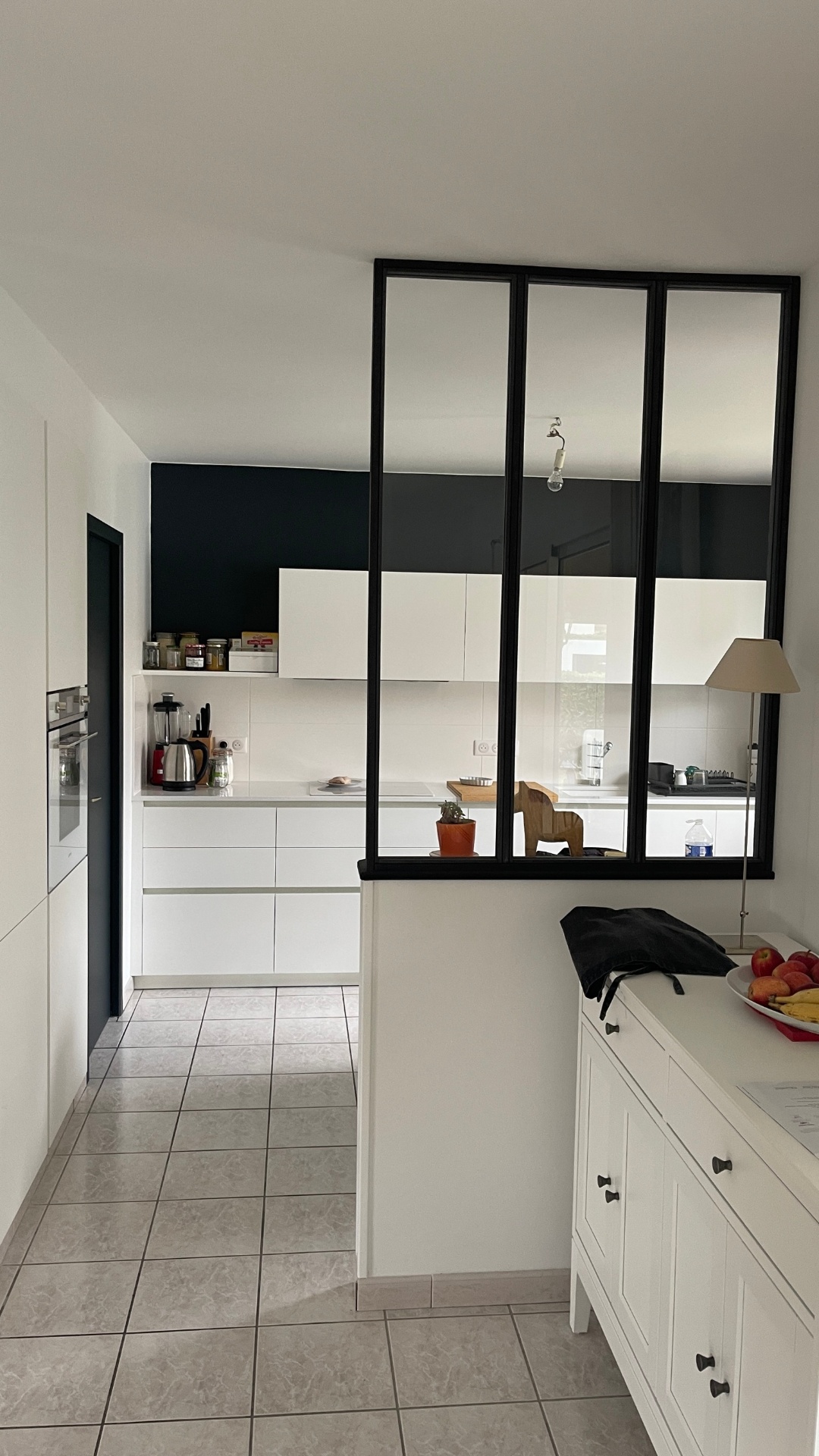 Cuisine noir et blanc avec verrière atelier