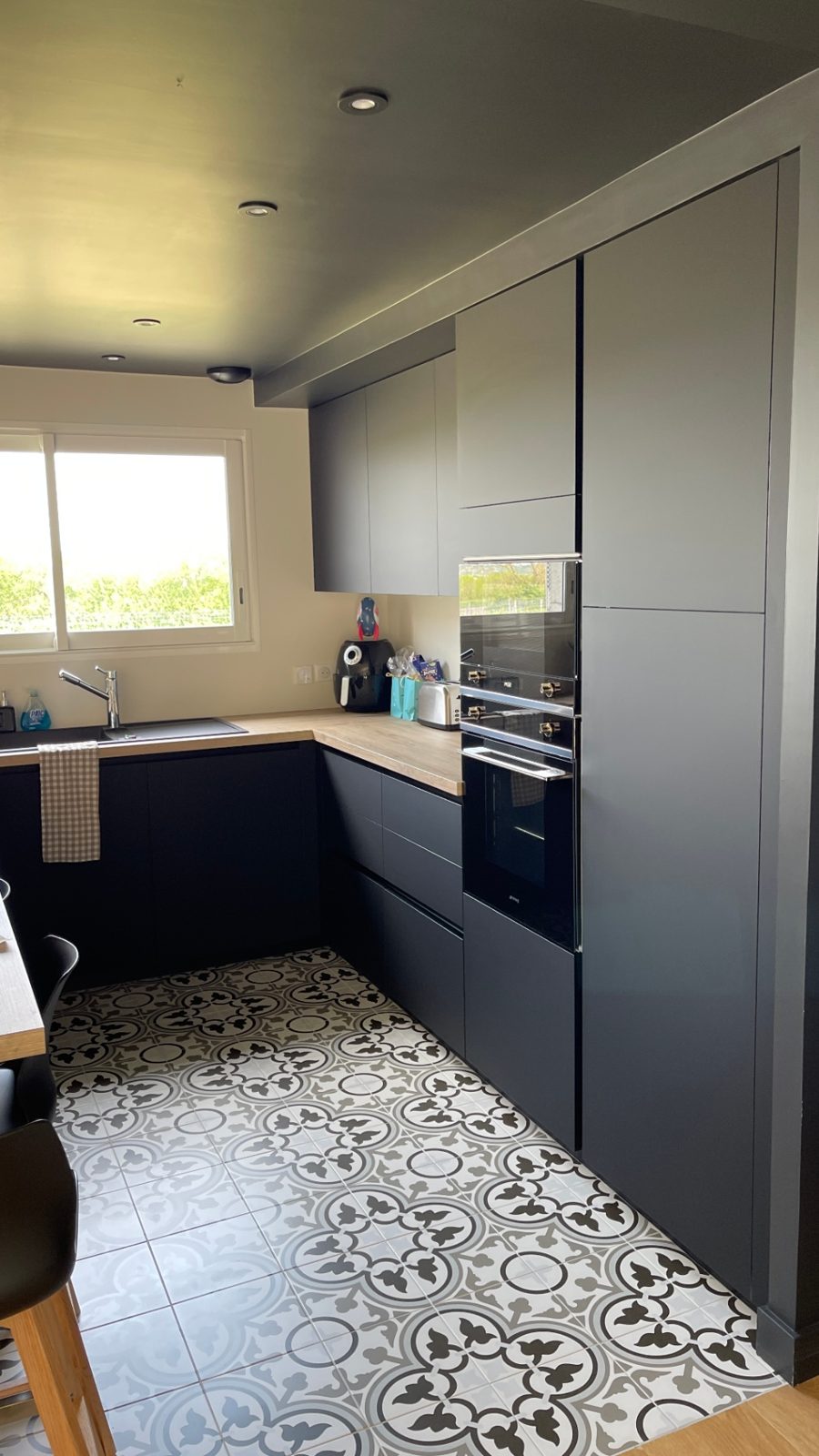 Cuisine noire, carreaux de ciment