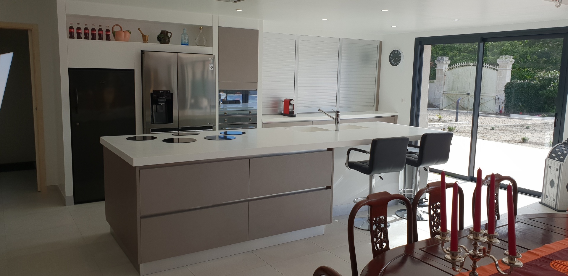 Îlot taupe et plan blanc, ouverture sur l'extérieur