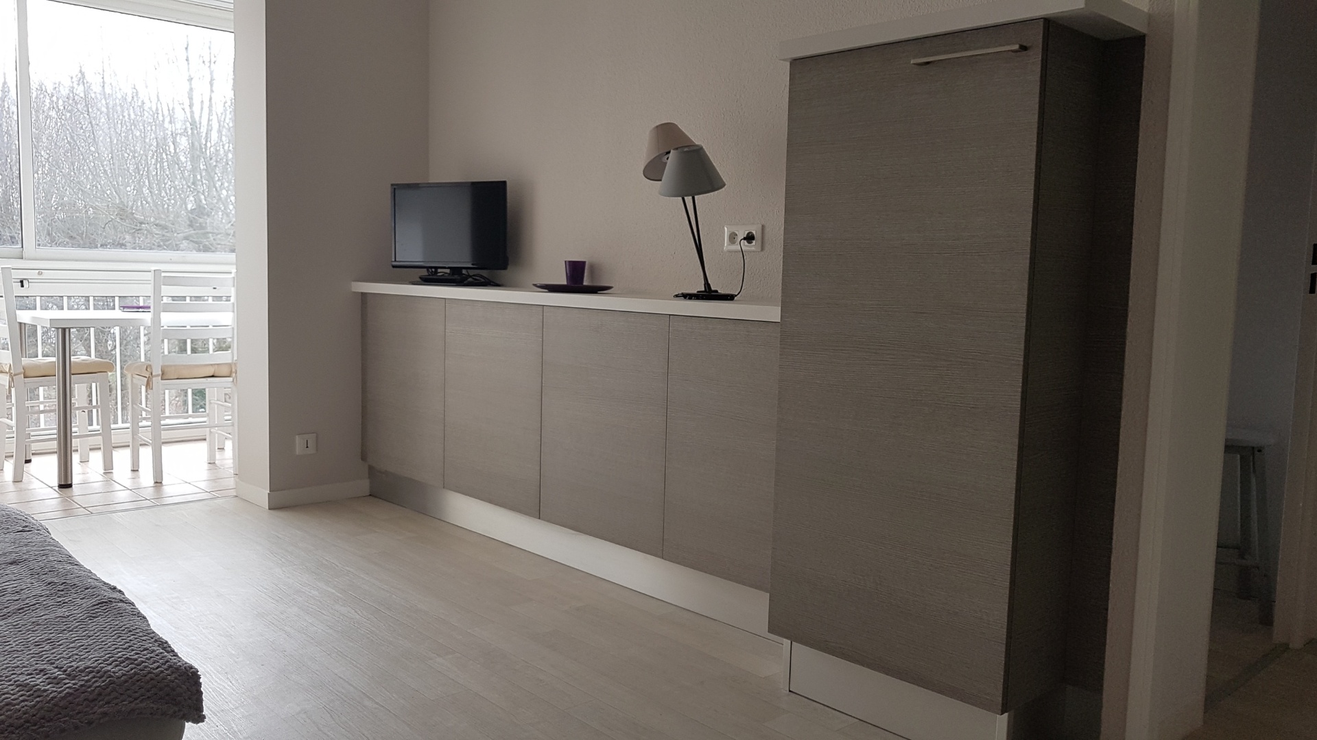 Rangement effet bois grisé et plan blanc