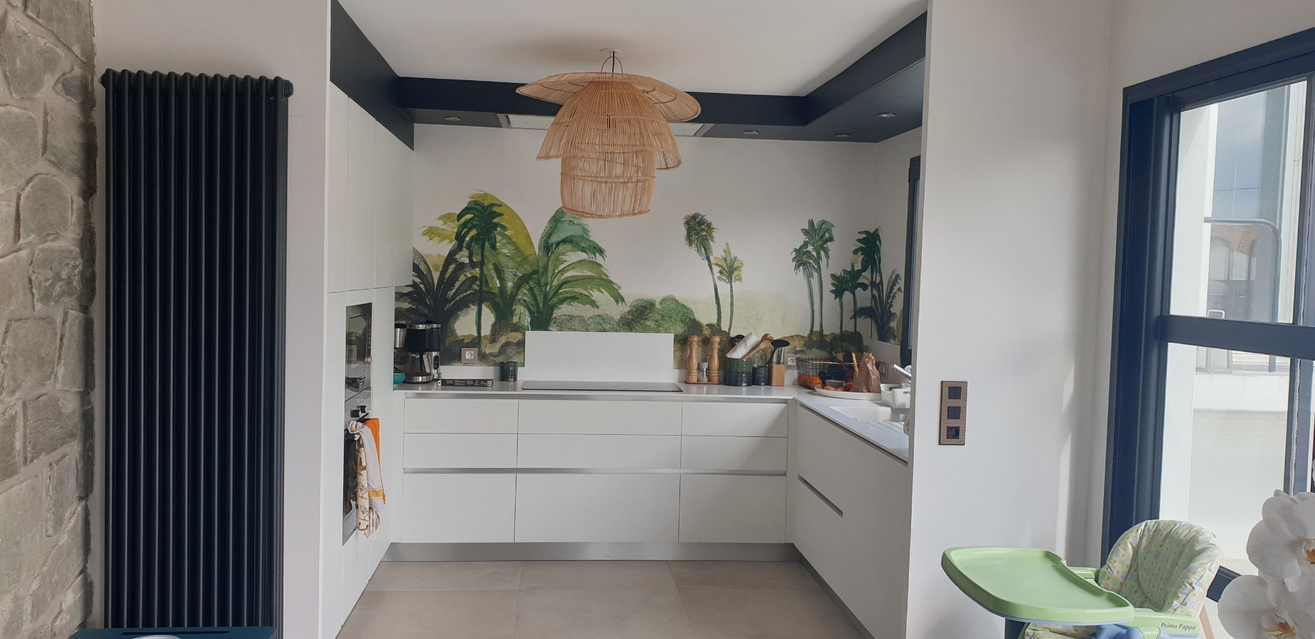 Cuisine blanche, fresque murale tropicale