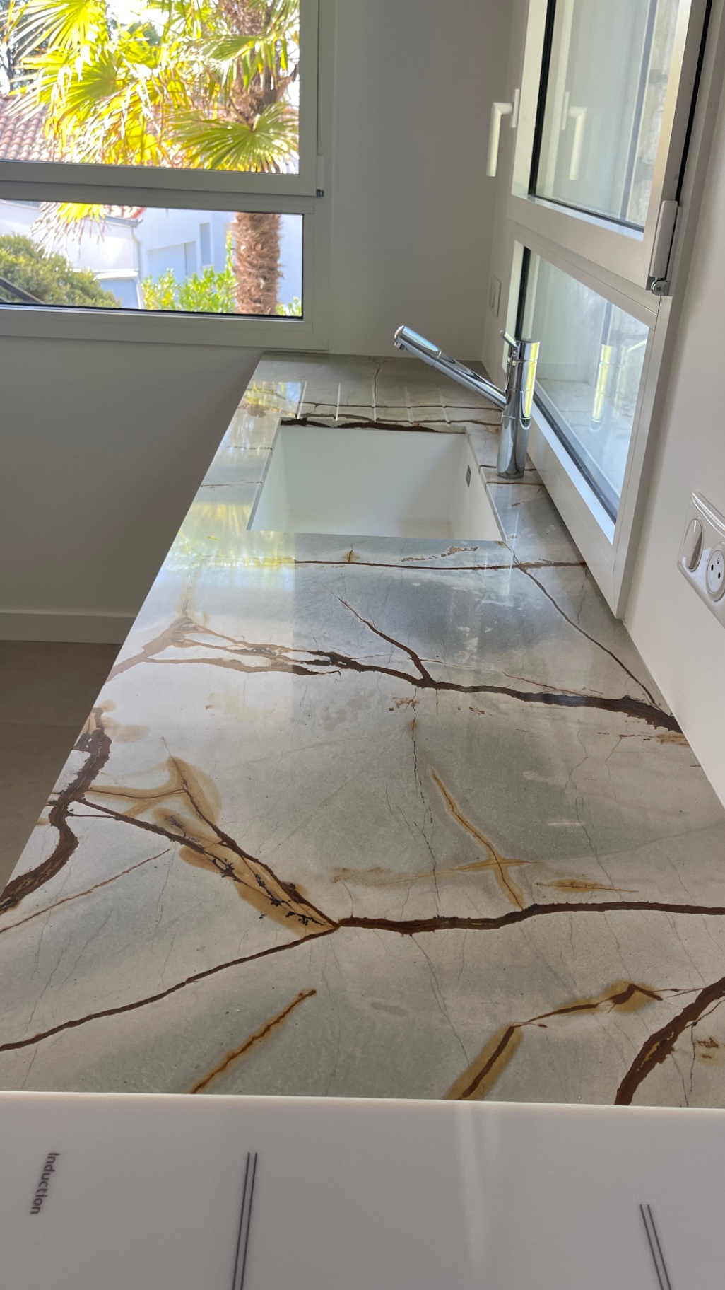 Plan de travail marbre veiné, évier blanc