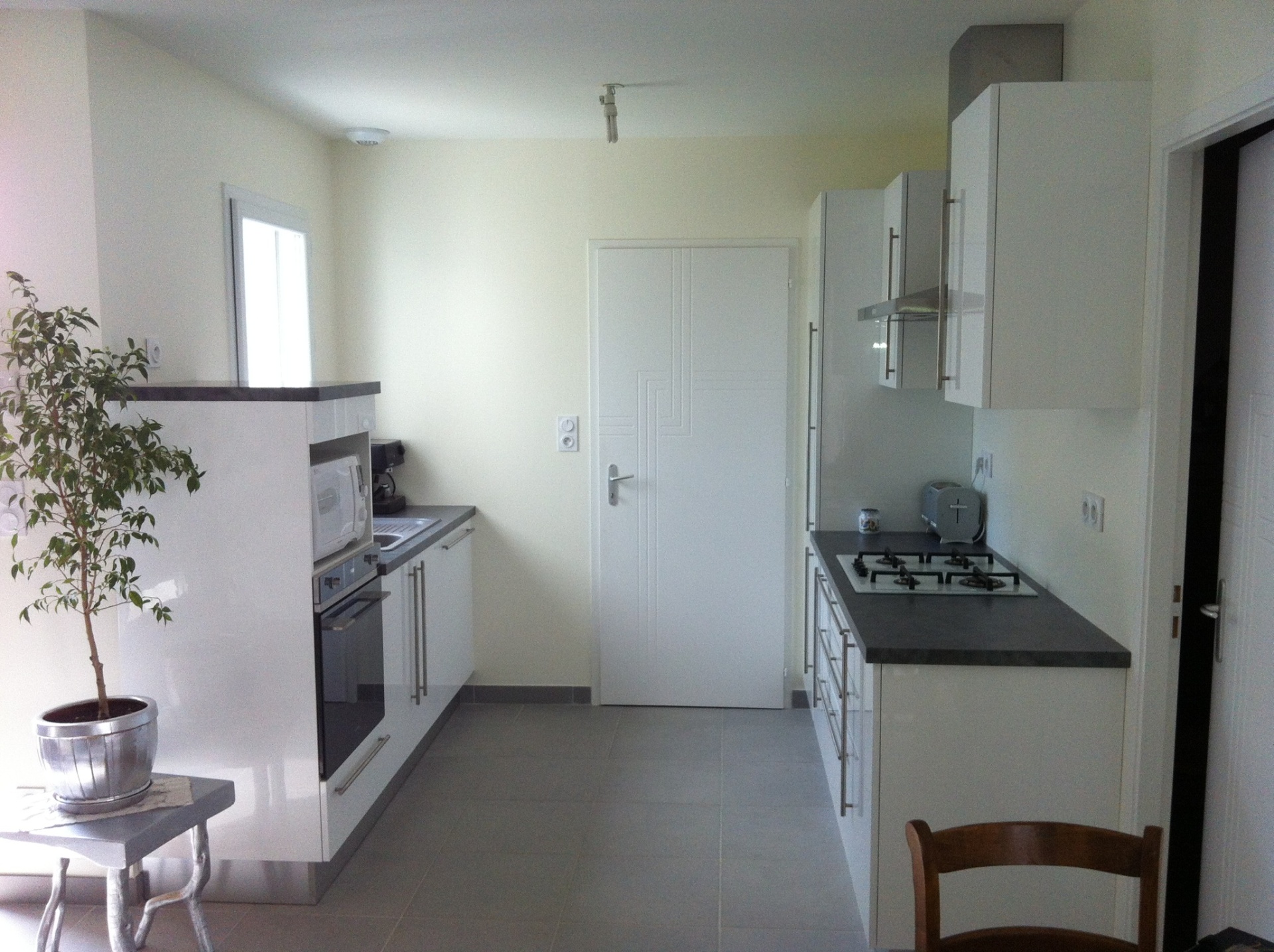 Cuisine blanche brillante, plan gris anthracite