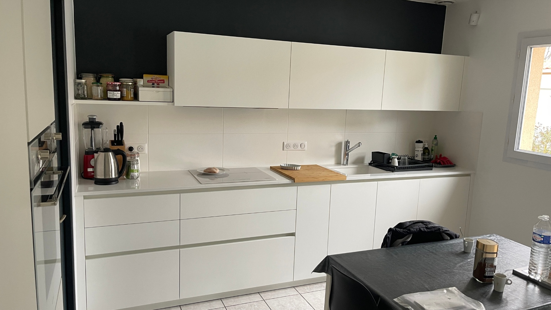 Meubles blancs et mur noir mat, design minimaliste