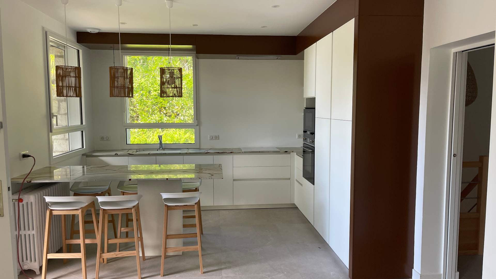 Cuisine blanche et grande table marbre