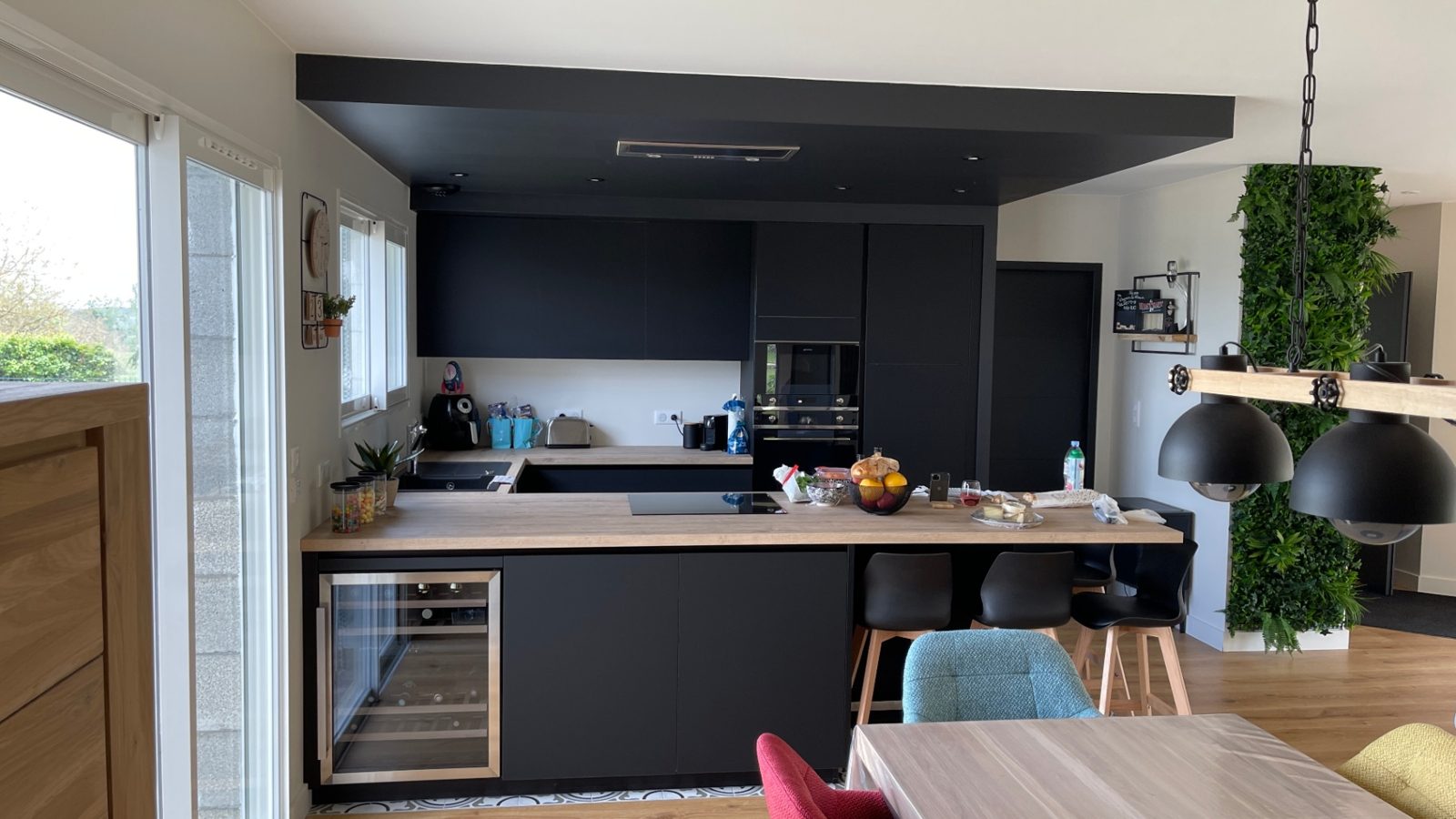 Cuisine noire mate et plan bois