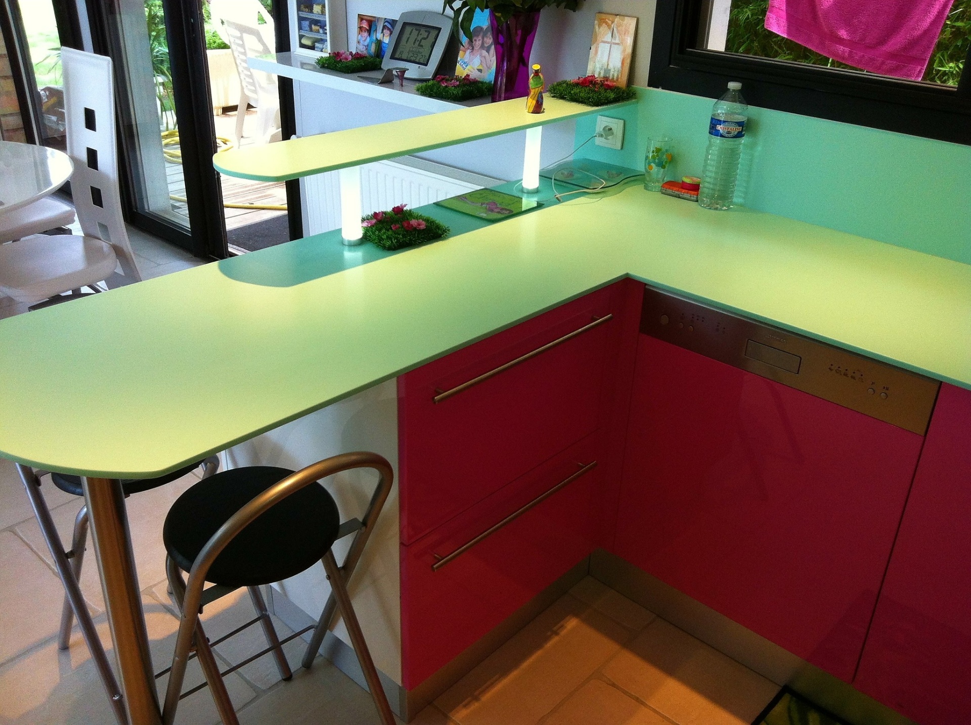 Cuisine pop, plan vert pistache et façades rose fuchsia