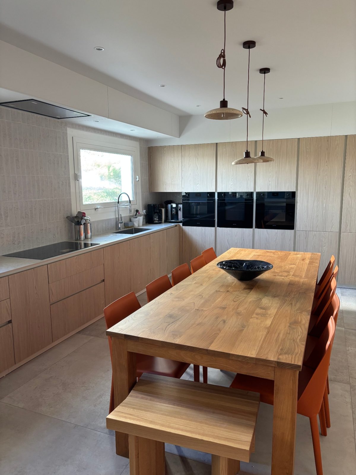 Cuisine bois clair, grande table