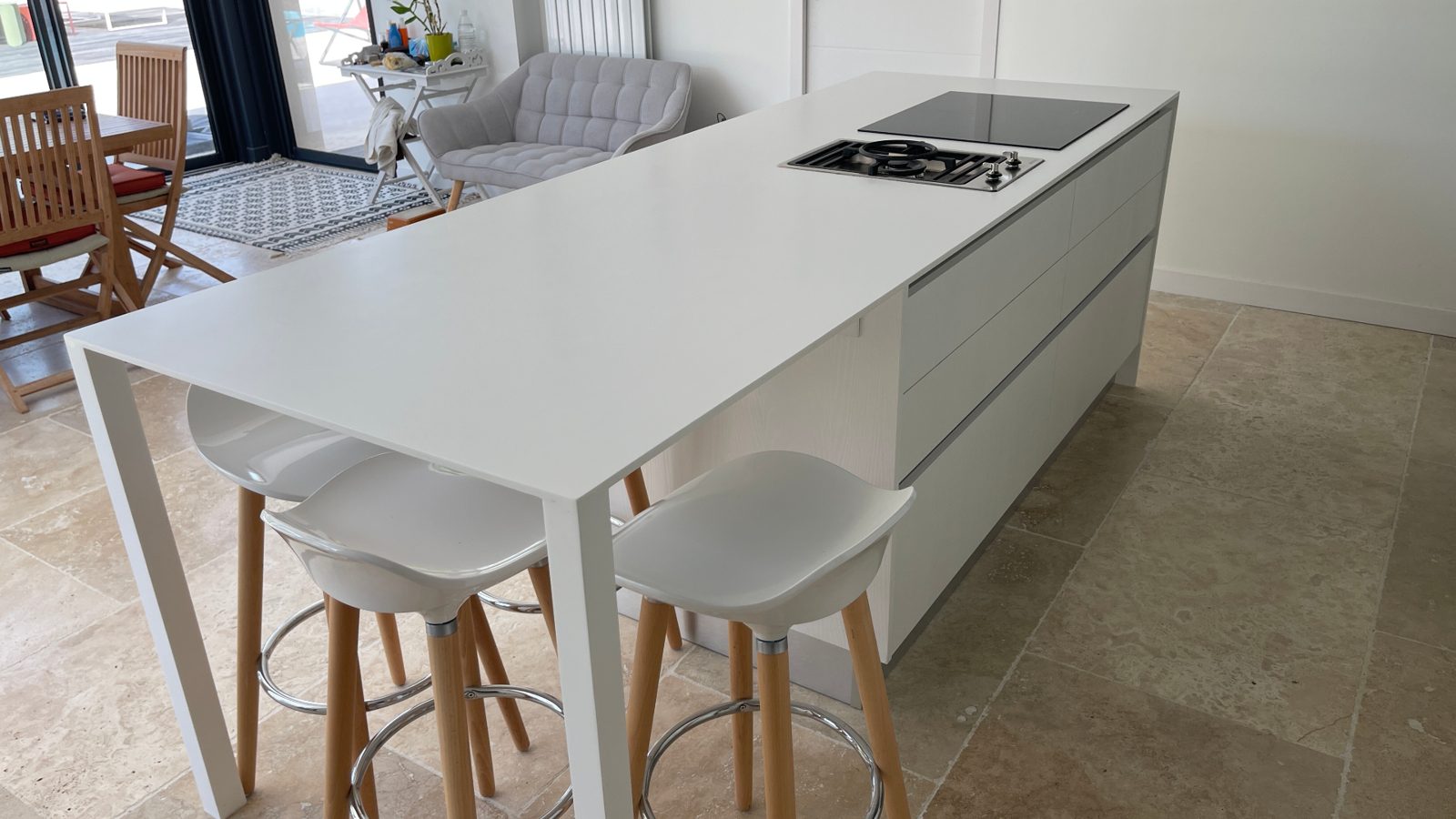 Îlot blanc avec table repas intégrée
